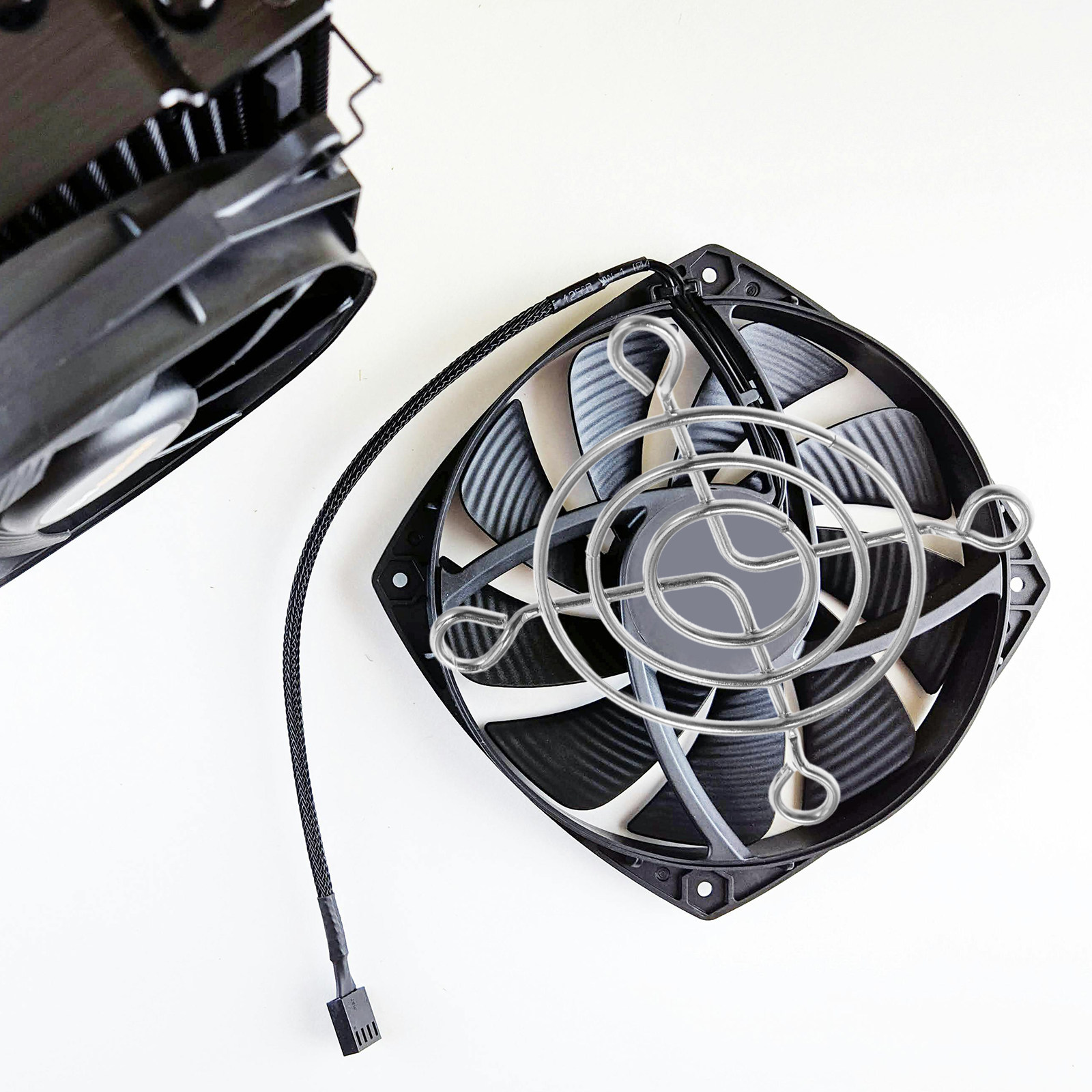 قطعتان من شبكة حماية معدنية مط - مراجعة Case Fans وسعره